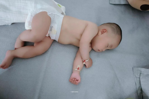 明港两个月宝宝肚子胀气